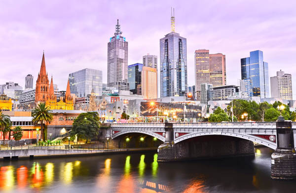 vedere panoramica in Melbourne, Australia cu zgarie-nori si poduri marete