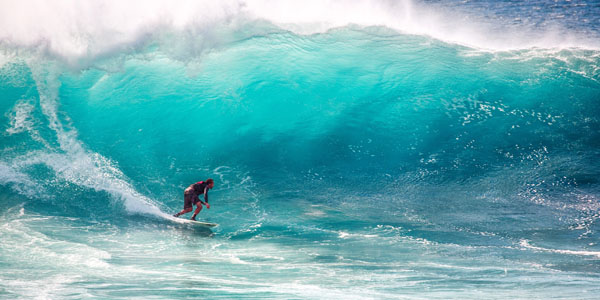 Barbat facand surf pe valurile uriase din Australia