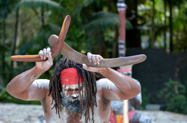 Aborigen, imagine cu aborigen australian cu un bumerang