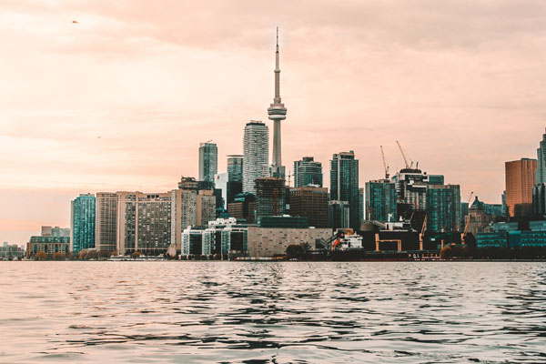 Vedere dinspre apă spre orizontul orașului Toronto, Canada