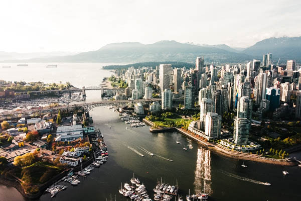  Vedere a orașului Vancouver, Canada, cu zgârie-nori și poduri