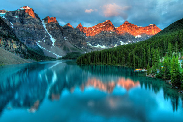Vedere a Parcului Național Banff, Canada, munți și râu cu reflexie în oglindă
