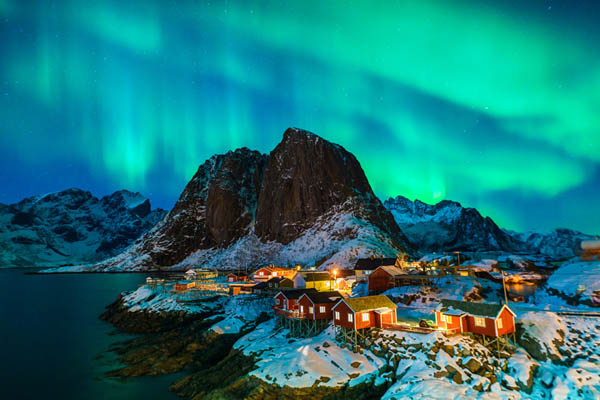 Islanda iarna, cu cerul luminat de aurora boreala