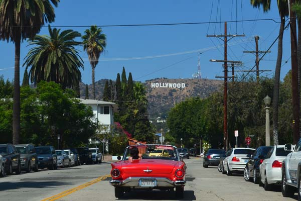 masina rosie de eopoca pe strazile din Los Angeles, Hollywood SUA