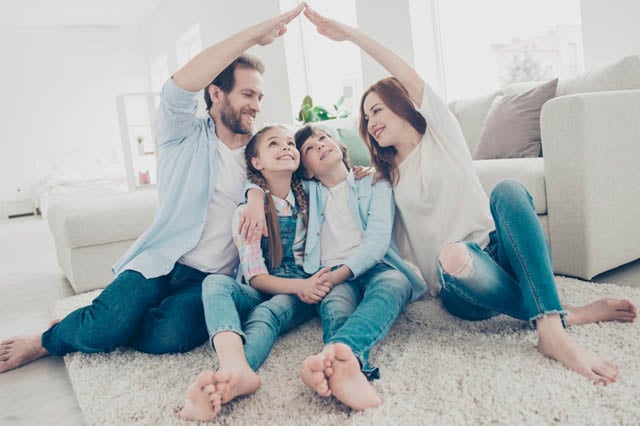 Familie cu copii protejati in vacanta cu asigurarea de calatorie Mondial Assistance.