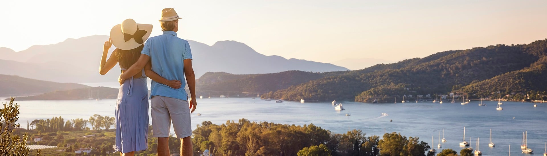 cuplu de turisti in vacanta primavara 