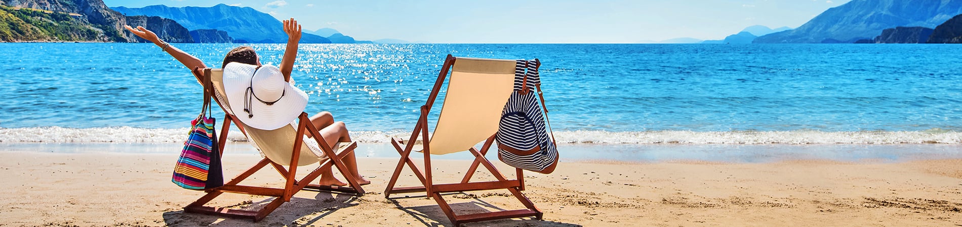 cuplu de turisti in vacanta vara pe plaja