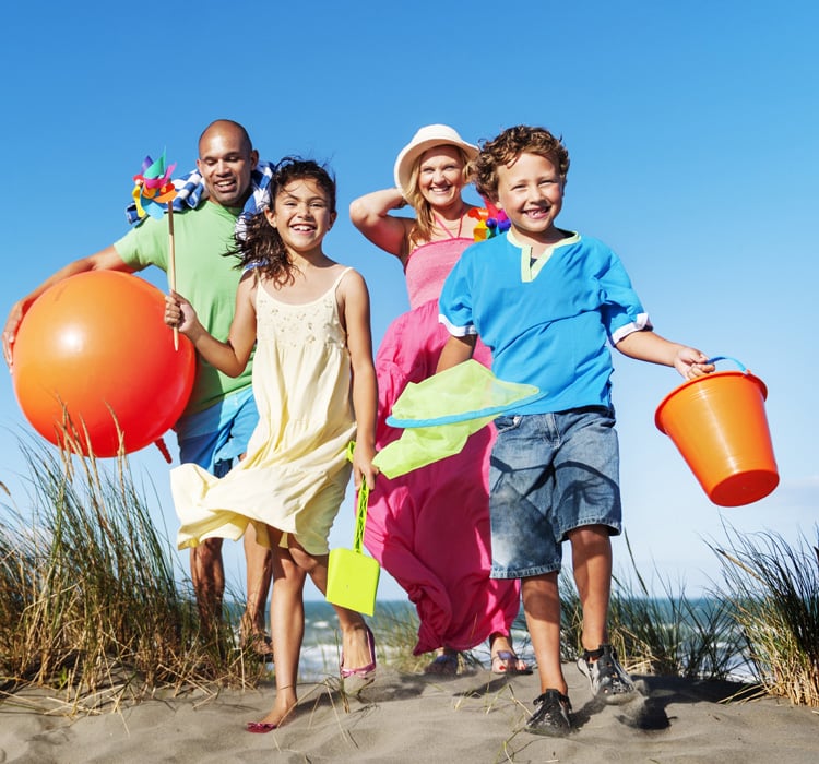 Familie cu doi copii in vacanta a mare pe plaja