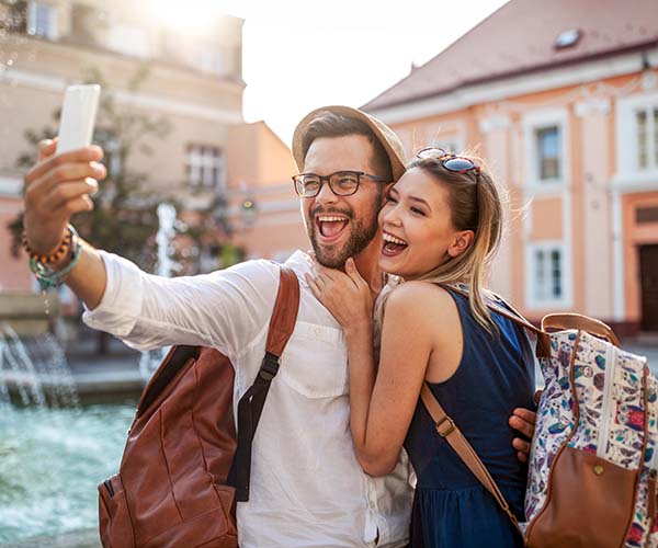 Cuplu într-o călătorie in strainatate – asigurați cu asigurarea de calatorie Mondial Assistance