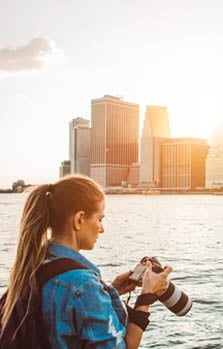 Femeie marcheaza pe harta urmatoare destinatie de calatorie