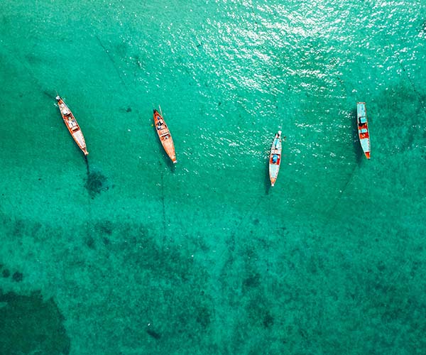 cuplu in vacanta se bronzeaza la piscina