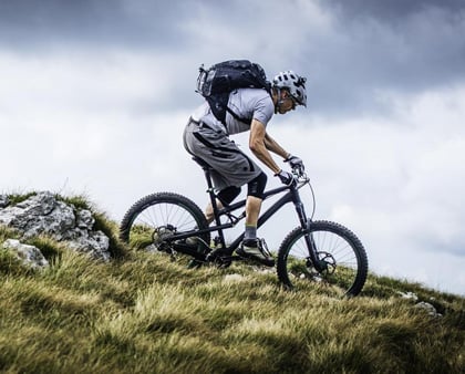 turist in vacanta activa, merge cu bicicleta