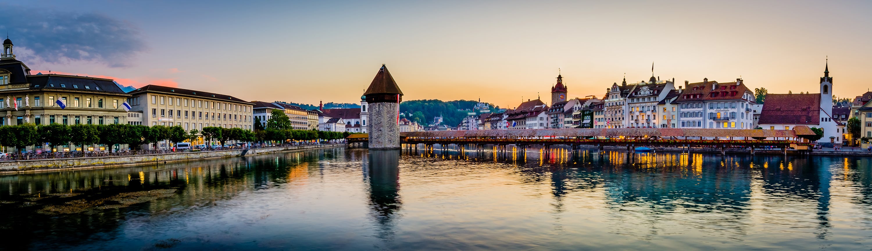 Femeie cu palarie, se bucura de soare, privind orasul de sus.