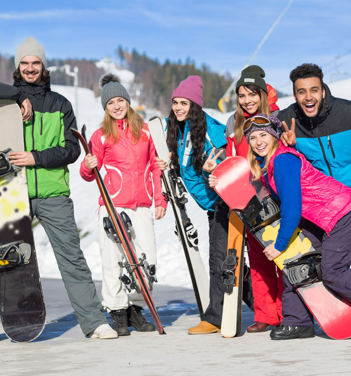 barbat cu rucsacul in spate calatorind prin munti