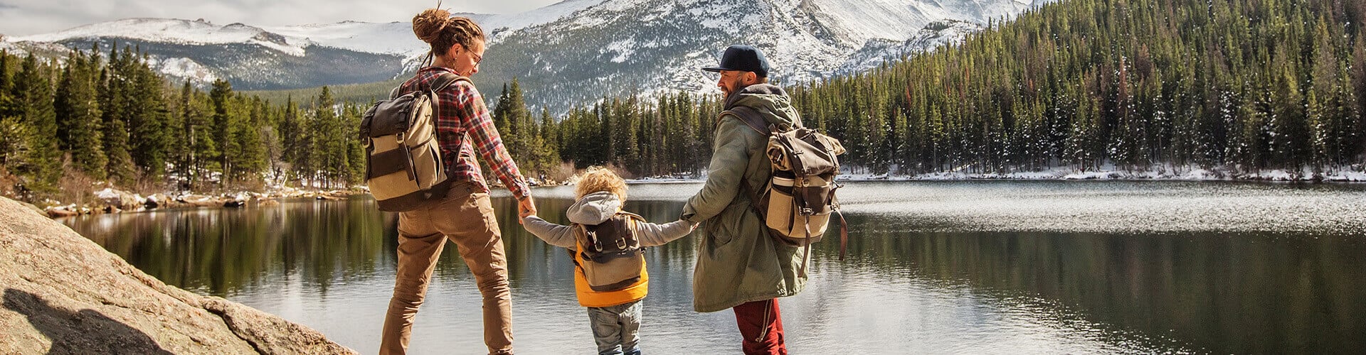 familie in vacanta la munte langa lac
