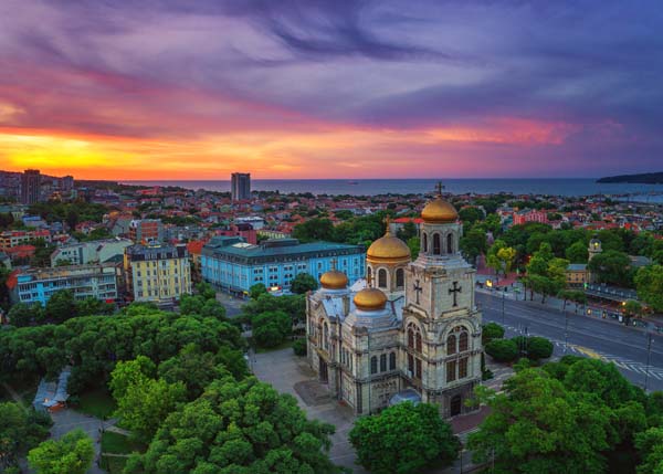 Catedrala din Varna Bulgaria, vazuta de sus, la apus