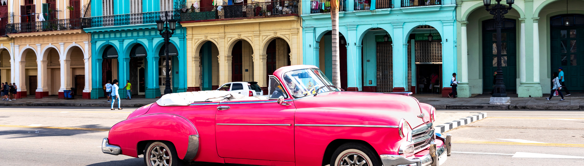 masina colorata pe strazile din Cuba