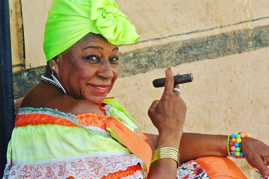 Viata traditionala in Cuba. Femeie cu trabuc imbracata traditional.