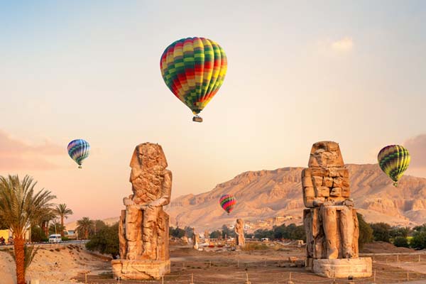 Baloane cu aer cald, deasupra Vaii Regilor, in orasul templ Luxor Egipt