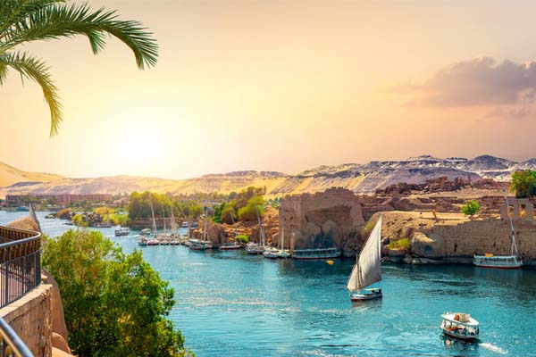Valea Nilului, de un albastru de vis, strabatuta de vase si barci 