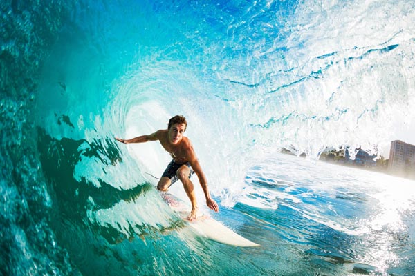 barbat face surfing printre valuri