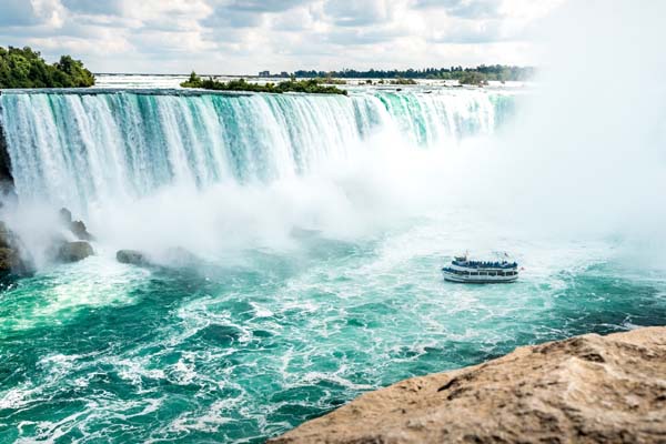 vaporas pe Cascada Niagara SUA