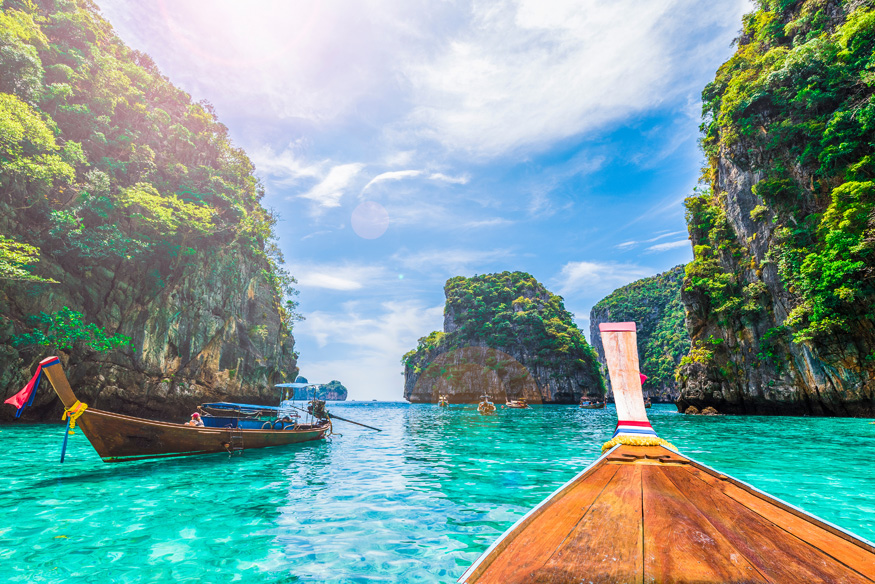 Experimentati o vacanta deosebita in Thailanda pe o barca traditionala, cu asigurarea de calatorie potrivita.