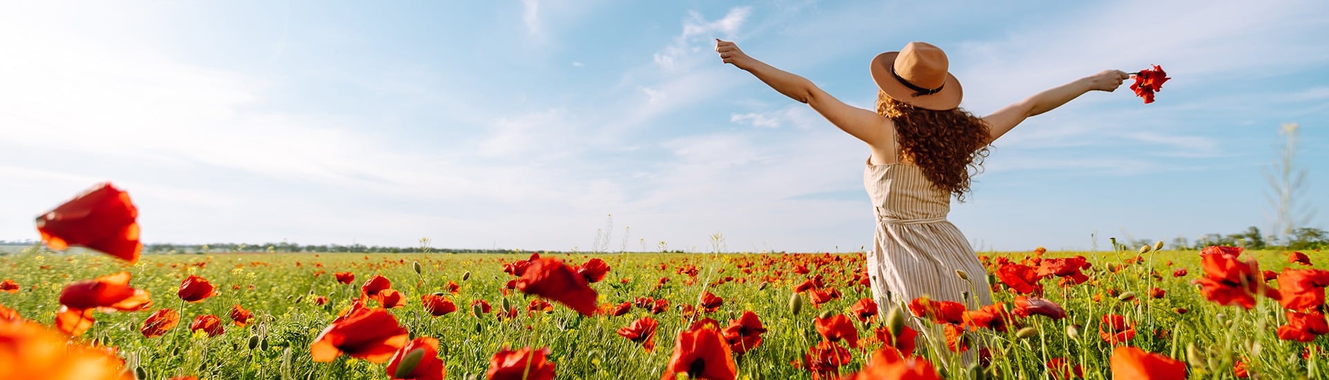 cuplu calatoreste fericit