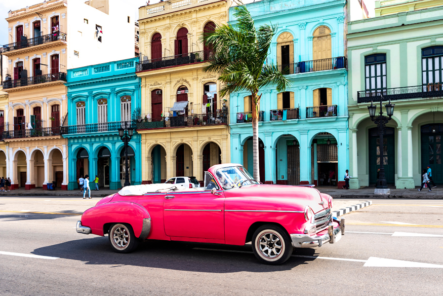 Imagine cu o masina pe strazile colorate din Cuba