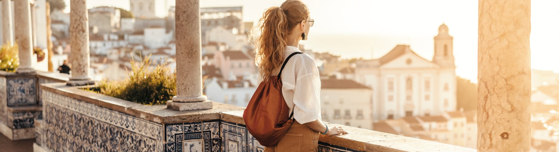 femeie in vacanta admira peisajul 