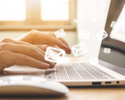 Maini tasteaza pe laptop