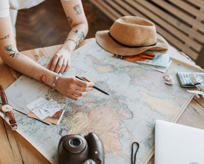 Femeie marcheaza pe harta urmatoare destinatie de calatorie