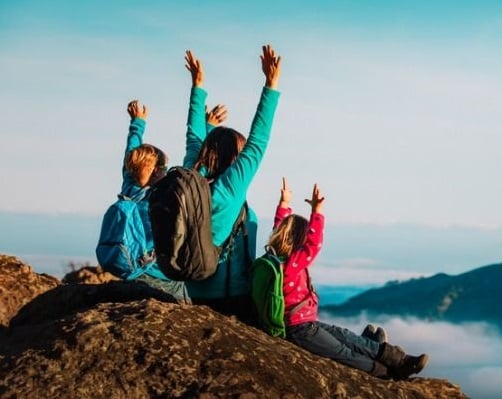Familie bucurandu-se de vacanta cu asigurarea de calatorie potrivita