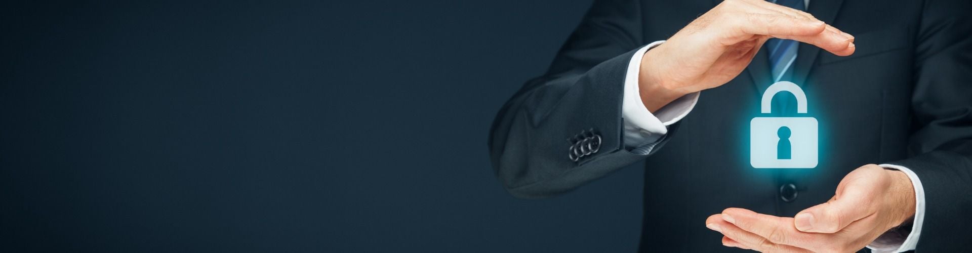 Barbat care cauta ceva pe o tableta