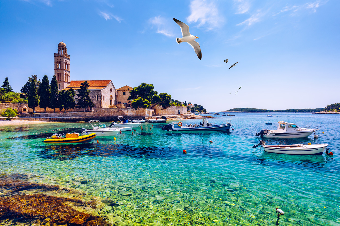 Bărci în portul din Croația și mai multe informații despre o vacanță relaxata cu asigurarea potrivita în Croația